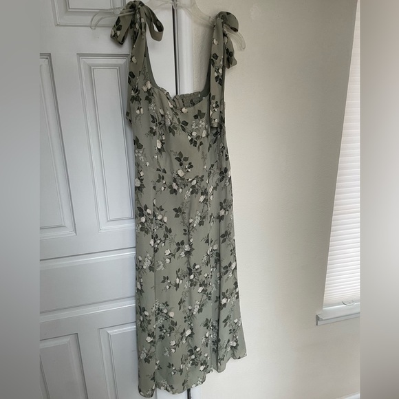 Reformation Floral Green twilight Dress. Size 8. - Picture 4 of 11